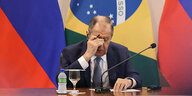 Der russische Aussenminister Lawrow zwischen Fahnen Russlands und Brasiliens