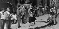 Eine Frau läuft 1951 in Florenz auf der Straße und viele Männer schauen ihr hinterher