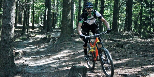Manuel Schuble auf dem Mountainbike im Wald Manuel Schuble auf dem Mountainbike im Wald