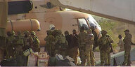 Mehrere Soldaten besteigenen einen Hubschrauber