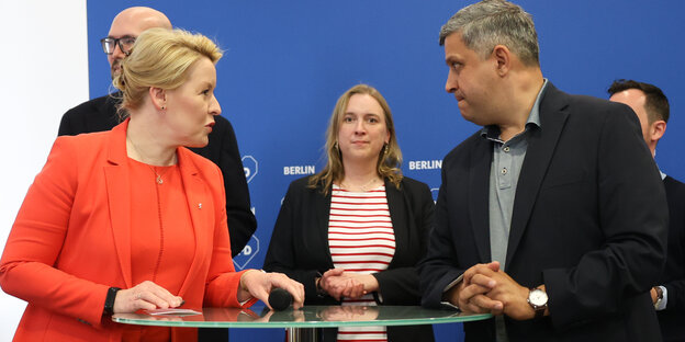 Franziska Giffey and Raed Saleh look at each other