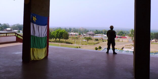 Soldat am Parlamentsgebäude in Bangui. Soldat am Parlamentsgebäude in Bangui.
