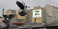 Das Symbol Z an einer Hauswand, das Haus steht an einer stark befahrenen Straße, Tauben fliegen durch die Luft