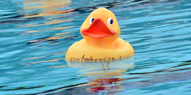 Badeente im Wasser Badeente im Wasser