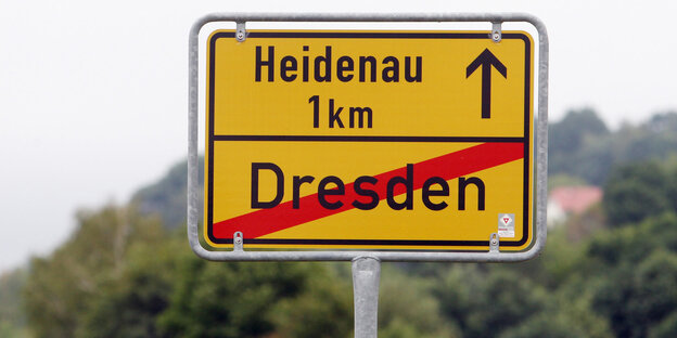 Straßenschild zeigt: Noch 1 Kilometer bis Heidenau Straßenschild zeigt: Noch 1 Kilometer bis Heidenau