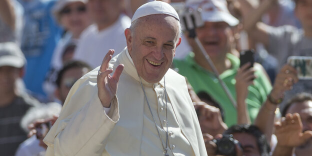 Papst Franziskus winkt den Menschen zu. Papst Franziskus winkt den Menschen zu.