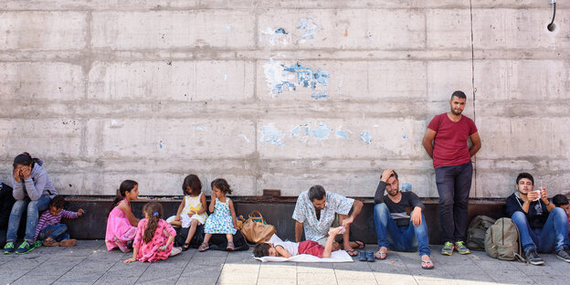 Warten auf die Weiterfahrt zur Erstaufnahmestelle: Flüchtlinge am Münchner Bahnhof. Warten auf die Weiterfahrt zur Erstaufnahmestelle: Flüchtlinge am Münchner Bahnhof.