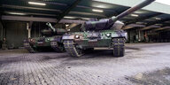 Leopard 2 Panzer vor einer Halle
