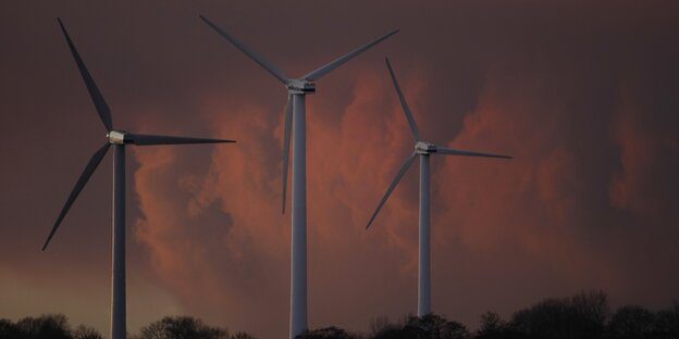 Drei Windräder vor angestrahlten Wolken Drei Windräder vor angestrahlten Wolken