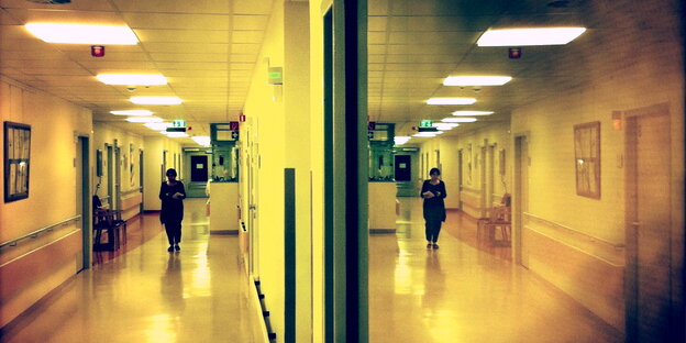 Spiegelung eines Flurs in der Psychatrie des Berliner Urban-Krankenhauses Spiegelung eines Flurs in der Psychatrie des Berliner Urban-Krankenhauses