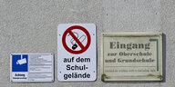 Hinweis- und Verbotsschilder an der Schule in Burg
