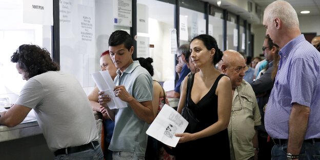 Leute im Finanzamt in Athen Leute im Finanzamt in Athen