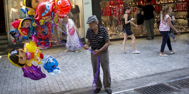 Mann mit Luftballons in Athen Mann mit Luftballons in Athen