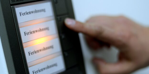 Klingelschild mit der Aufschrift Ferienwohnungen Klingelschild mit der Aufschrift Ferienwohnungen