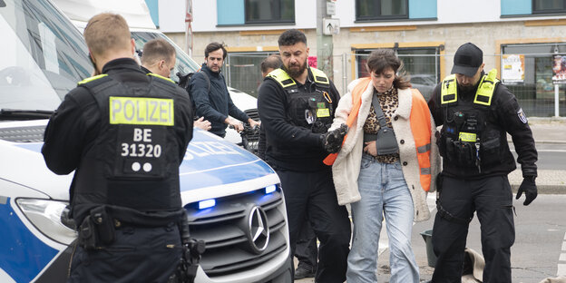 LG-Sprecherin Carla Hinrichs wird von Polizisten abgeführt