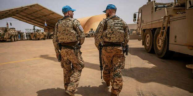 Zwei Soldaten der Bundeswehr laufen durch Gao in Mali