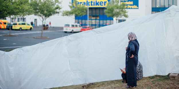 Frau vor der Flüchtlingsunterkunft in Heidenau Frau vor der Flüchtlingsunterkunft in Heidenau