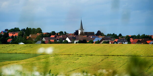 ein Dorf hinter Feldern