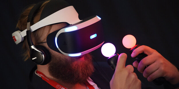 Ein Mann mit einer futuristischen Brille Ein Mann mit einer futuristischen Brille