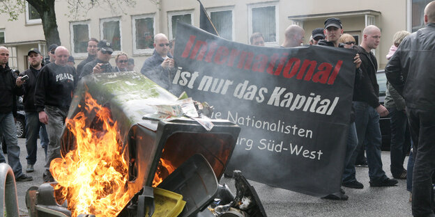 Teilnehmer einer Neonazi-Demonstration Teilnehmer einer Neonazi-Demonstration