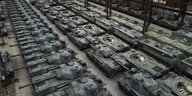 Mehrere Reihen Leopard Tanker in einer Halle