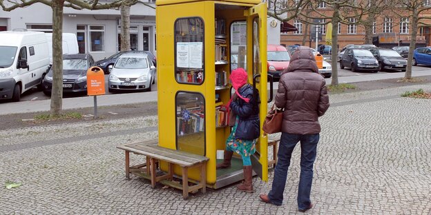 Zu einer „Bücherboxx“ umfunktionierte Telefonzelle Zu einer „Bücherboxx“ umfunktionierte Telefonzelle