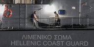 Griechische Küstenwache transportiert Leiche