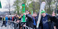 Demonstranten halten einen überdimensionalen Joint und eine Bong aus Plastik, während sie an der Demonstration „Entkriminalisierung sofort - für die Freigabe von Cannabis“, vor dem Brandenburger Tor teilnehmen. Der 20. April gilt als Tag der Cannabis-Bewe