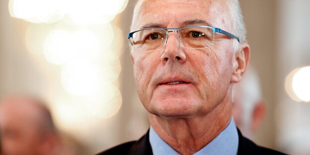 Mann mit Brille und weißen Haaren Mann mit Brille und weißen Haaren