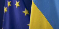 Die Flaggen der EU und Ukraine