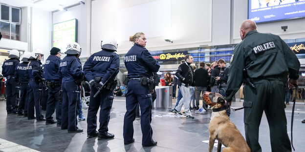 Eine Reihe Polizisten im Dortmunder Bahnhof Eine Reihe Polizisten im Dortmunder Bahnhof