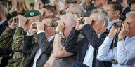 Pistorius und andere Männer schauen durch Ferngläser