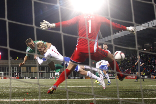Gareth McAuley trifft gegen den Färöer Keeper Gareth McAuley trifft gegen den Färöer Keeper