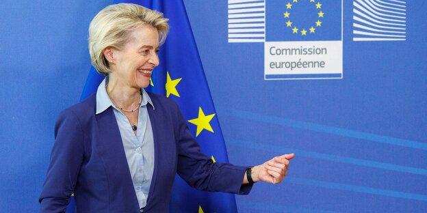 Ursula von der Leyen vor einer EU-Flagge