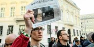 Demonstrant hält die "Wiener-Zeitung" in die Höhe