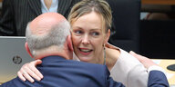 Das Bild zeigt, wie sich Regierungschef Kai Wegner und Verkehrssenatorin Manja Schreiner (beide CDU) im Abgeordnetenhaus umarmen.