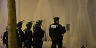 Polizisten auf dem Champs Elysee, im Hintergrund Brautkleider im Schaufenster