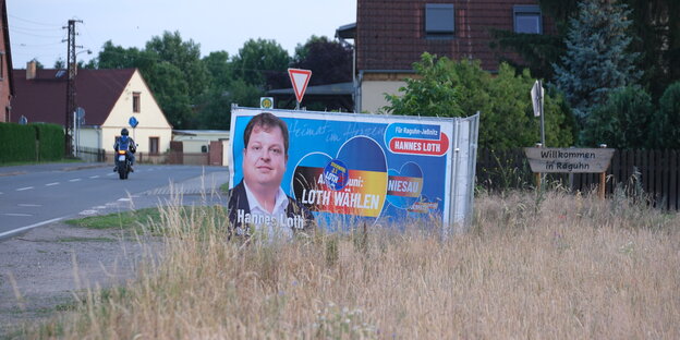Wahlplakat von Hannes Loth aus der rechtsextremen AFD am Ortseingang von Raughn-Jeßnitz.