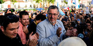 Bernardo Arevalo bei einer Wahlveranstaltung umringt von Anhängern und Presse