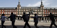 Das Foto zeigt Madrider Bürger*innen auf der Plaza Mayor der spanischen Hauptstadt