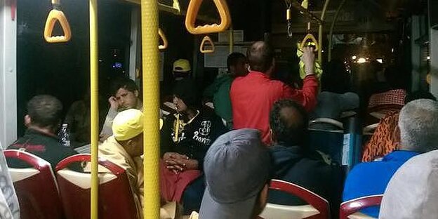 Mit den Flüchtlingen im ersten Bus zur Grenze Mit den Flüchtlingen im ersten Bus zur Grenze
