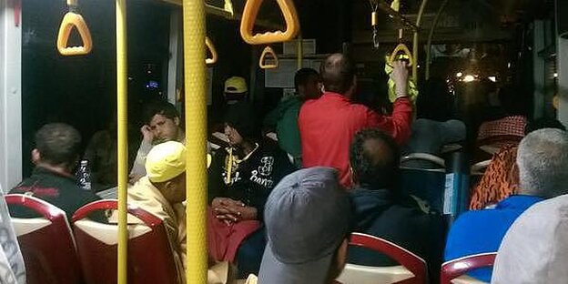 Mit den Flüchtlingen im ersten Bus zur Grenze