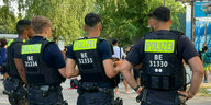 Vier Polizisten im Einsatz in Berlin-Neukölln