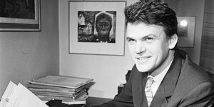 schwarz weiss Porträt von Milan Kundera als junger Mann