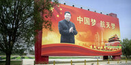 Der chinesische Präsident Xi Jinping ist auf einer Werbetafel zu sehen