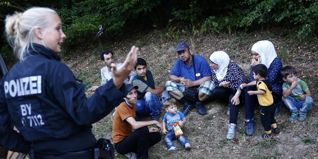 Polizistin mit einer syrischen Familie, die an der A3 aufgegriffen wurde. Polizistin mit einer syrischen Familie, die an der A3 aufgegriffen wurde.