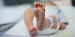 Ein Neugeborenes auf einer geburtstation