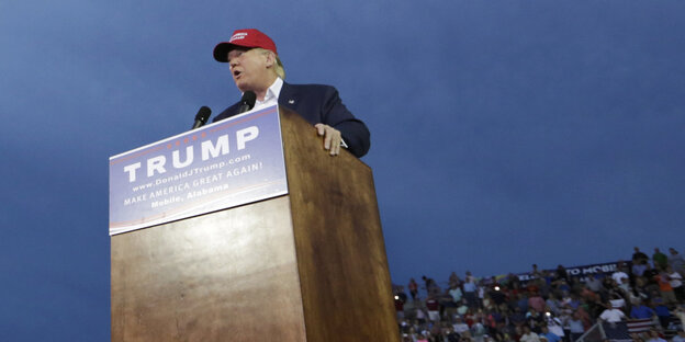 Donald Trump steht an einem Rednerpult Donald Trump steht an einem Rednerpult