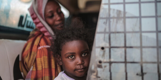 Frau und Mädchen im Sudan Frau und Mädchen im Sudan