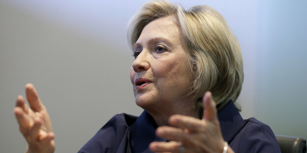 Hillary Clinton gestikuliert und spricht Hillary Clinton gestikuliert und spricht